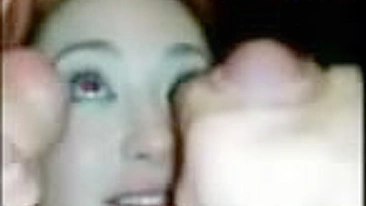 Puta Amadora Leva Duas Gozadas no Rosto em Ménage Caseiro