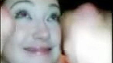 Puta Amadora Leva Duas Gozadas no Rosto em Ménage Caseiro