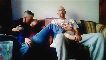 Morena Esposa Gozando Forte com Marido e Garanhão no Trio Caseiro