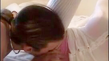 MILF Magrinha de Peitinhos Pequenos Gozada em Trio Amador