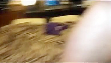 MILF Loira em Swing com Dois Caras em Ménage Caseiro