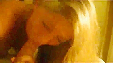 MILF Loira em Orgasmo de Gangbang com Marido Corno e Liberais