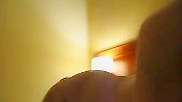 Esposa Bissexual com Marido Corno Lambendo Bolas do Touro em Suruba