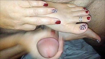Footjob com Gozada da Namorada em Vídeo Amador