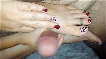 Footjob com Gozada da Namorada em Vídeo Amador