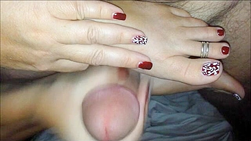 Footjob com Gozada da Namorada em Vídeo Amador