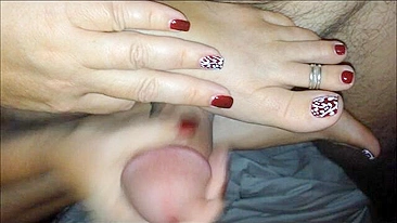 Footjob com Gozada da Namorada em Vídeo Amador