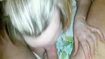 Loira MILF Leva de Quatro em Sexo Grupal Amador