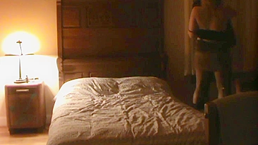 Coroa Interracial Gangbanged por Paus Pretos Grandes em Trio Caseiro