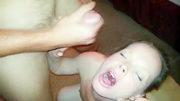 MILF Casada Leva Dupla Facial em Trio Caseiro com Marido e Amigo