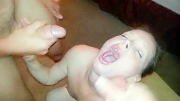 MILF Casada Leva Dupla Facial em Trio Caseiro com Marido e Amigo