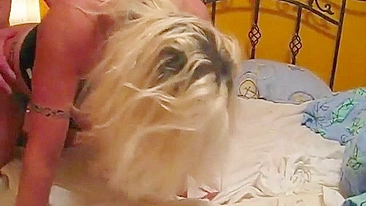 MILF Swinger em Ménage Selvagem com Gozada Facial