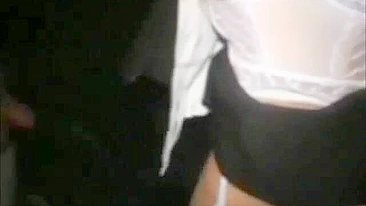 MILF Casada Engolindo Porra em Trio Gangbang