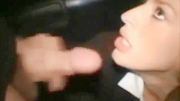 MILF Casada Engolindo Porra em Trio Gangbang