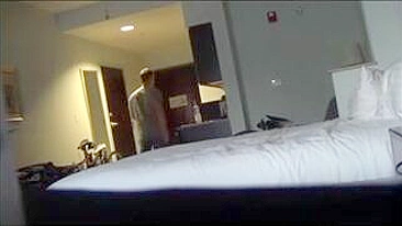 Esposa Casada de Peitos Grandes em Gangbang com Estranho e Marido