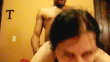 MILF Espetada por Pau Preto Grande em Ménage Interracial