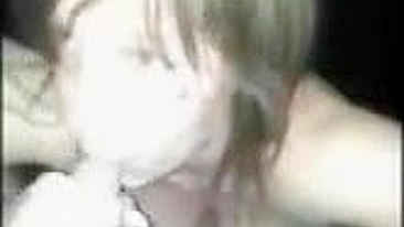 MILF Casada Chupa Pau de Desconhecido no Gloryhole