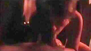 MILF Casada Chupa Duas Picas em Sexo em Grupo Amador