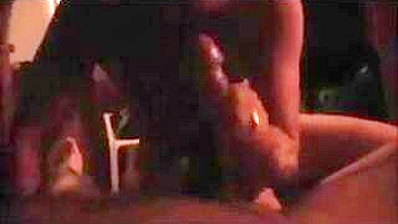 MILF Casada Chupa Duas Picas em Sexo em Grupo Amador