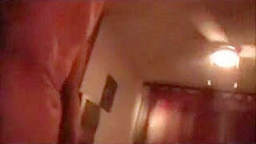 MILF Casada Chupa Duas Picas em Sexo em Grupo Amador