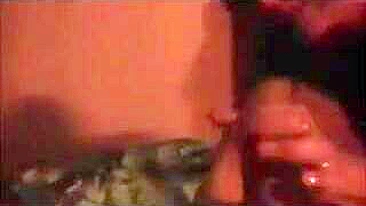 MILF Casada Chupa Duas Picas em Sexo em Grupo Amador