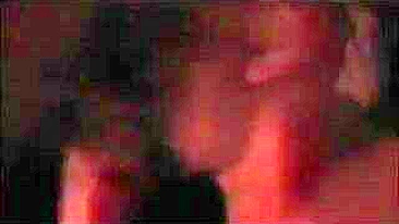 MILF Casada Chupa Duas Picas em Sexo em Grupo Amador