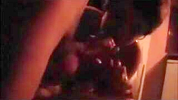 MILF Casada Chupa Duas Picas em Sexo em Grupo Amador