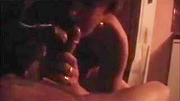 MILF Casada Chupa Duas Picas em Sexo em Grupo Amador