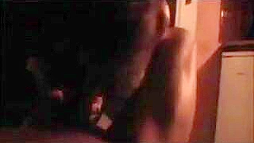 MILF Casada Chupa Duas Picas em Sexo em Grupo Amador