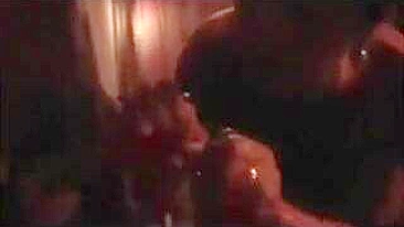 MILF Casada Chupa Duas Picas em Sexo em Grupo Amador