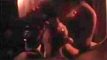 MILF Casada Chupa Duas Picas em Sexo em Grupo Amador