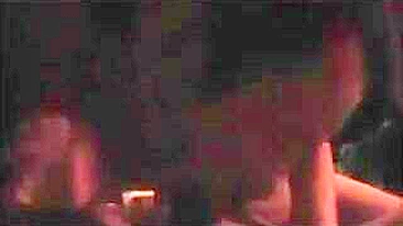 MILF Casada Chupa Duas Picas em Sexo em Grupo Amador