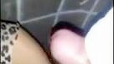 MILF Peituda Swingueira Gangbanged em Pornô Amador Caseiro