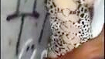 MILF Peituda Swingueira Gangbanged em Pornô Amador Caseiro