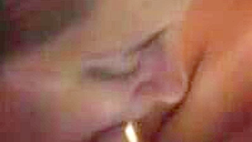 MILF Casada Divide Marido com Amigo em Ménage Amador