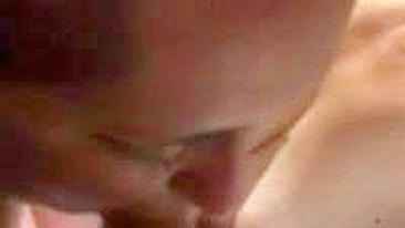 MILF Casada Divide Marido com Amigo em Ménage Amador