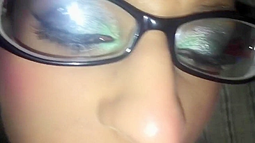 Ninfomaníaca Safada em Ménage Caseiro com Óculos e Putas