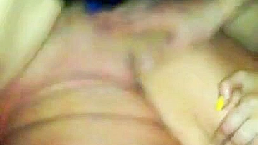 MILF Casada Manda Ver no Strapon com Esposa Bissexual em Ménage Caseiro