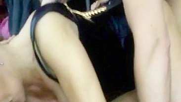 Esposa Swinger Selvagem em Ménage com Dois Caras no Pornô Caseiro