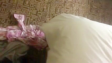 Namorada Nerd de Óculos Geme Gostoso em Ménage Amador