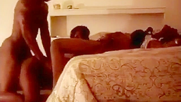 Trio Bissexual Negro Amador Come Buceta em Sexo Caseiro