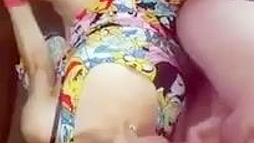 Esposa Pega Dois em Ménage Amador com MILF Morena e Marido Corno