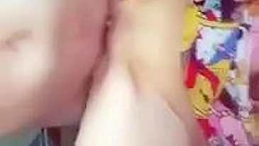 Esposa Pega Dois em Ménage Amador com MILF Morena e Marido Corno