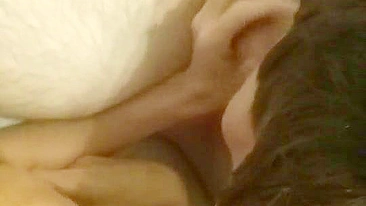 MILF Swinger Casada em Trio Caseiro com Esposa Morena e Amigo