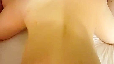 Diversão Selvagem no Hotel com Amigos Novos - Trio Amador e Gangbang de Corno