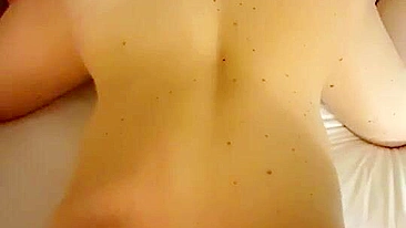 Diversão Selvagem no Hotel com Amigos Novos - Trio Amador e Gangbang de Corno