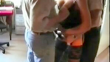 Hotwife Madura no Primeiro Ménage Parte 1 - Sexo em Grupo Amador e Diversão de Corno