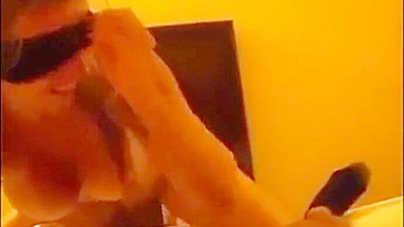 MILF Loira em Gangbang Caseiro com Marido Corno e Amigo