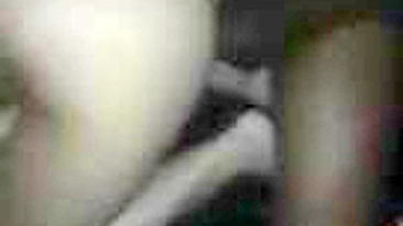 Esposa Safada e Suculenta Grita em Ménage com Corno e Dois Machos Quentes