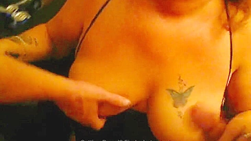 Esposa Swinger Chupando Dois Paus no Ménage